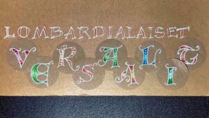 Lombardialaisia versaaleja, piirrettyjä kirjaimia.